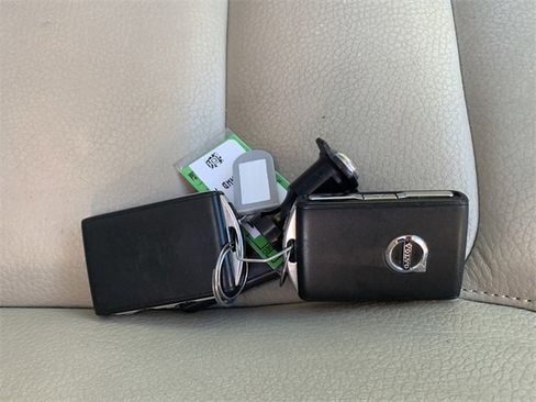 Used 2018 Volvo XC90 T6 Momentum w/ Convenience Package image 44