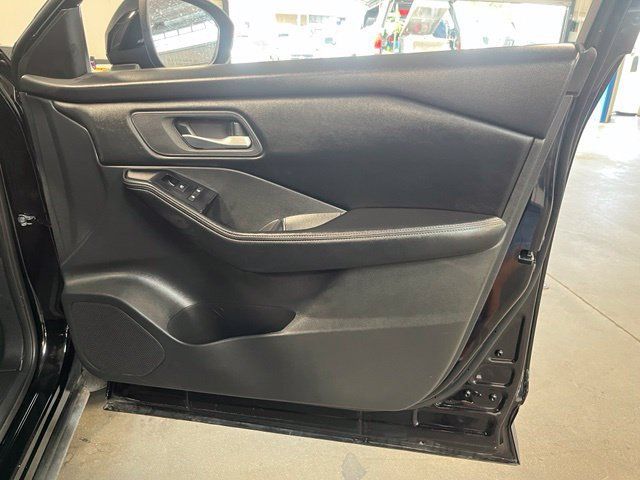 Used 2025 Nissan Rogue SV FWD image 12
