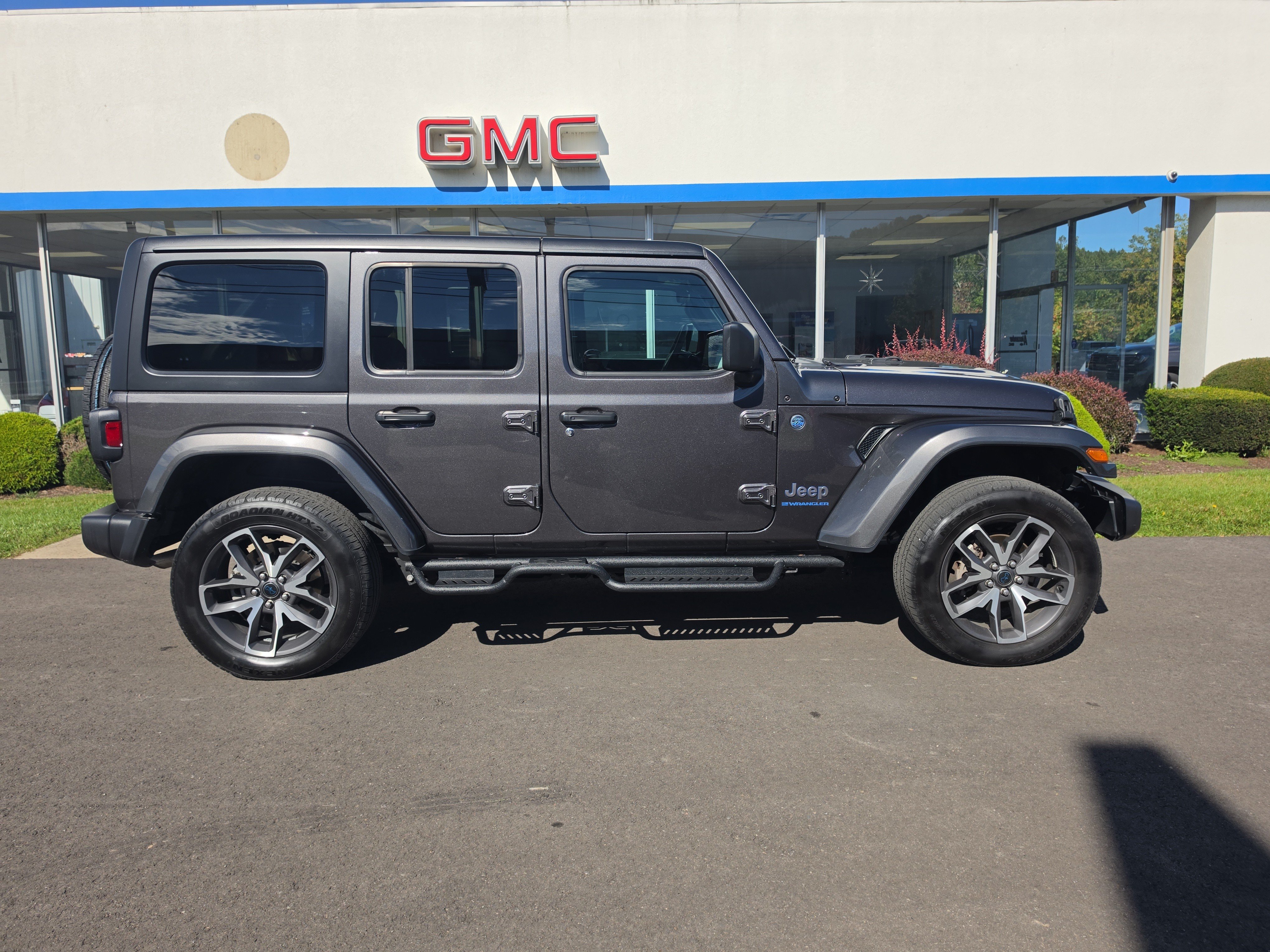 Used 2024 Jeep Wrangler Unlimited w/ Convenience Group AWD/4WD image 2