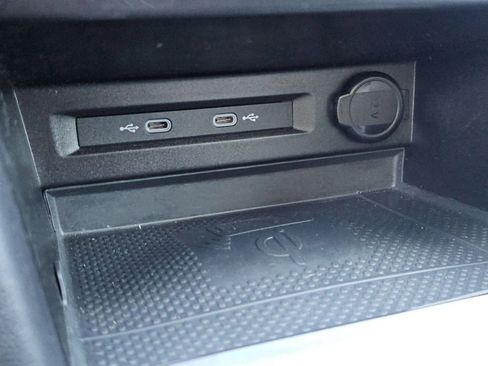 Used 2022 Volkswagen Tiguan SE image 16