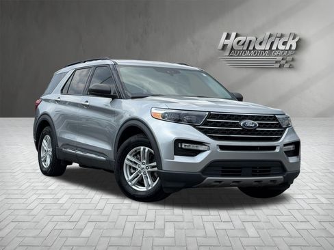 Used 2023 Ford Explorer XLT w/ Equipment Group 202A RWD image 2