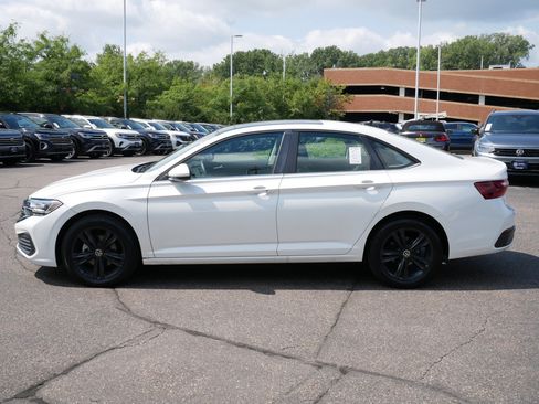 Used 2023 Volkswagen Jetta SE w/ Panoramic Sunroof Package FWD image 4