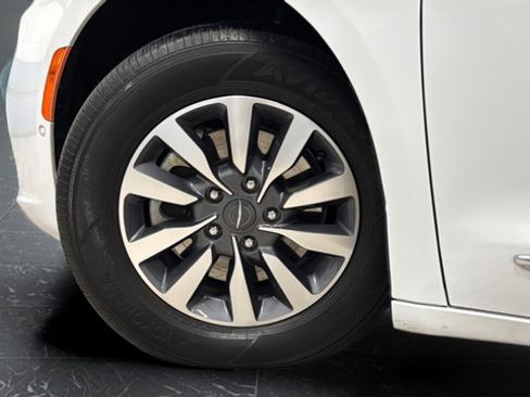 Used 2023 Chrysler Pacifica Limited w/ Uconnect Theater Family Group FWD image 30
