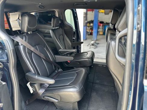 Used 2025 Chrysler Pacifica Select FWD image 13