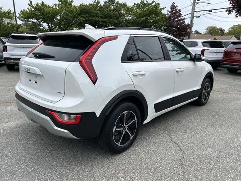 Certified 2025 Kia Niro EX FWD image 3