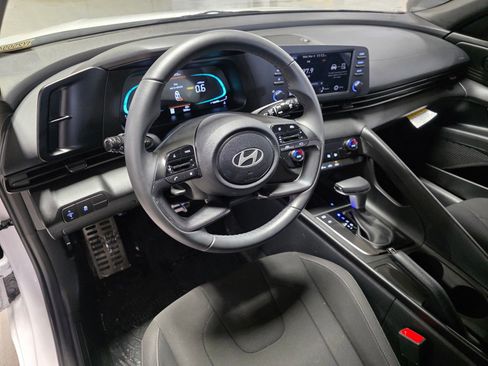 Certified 2025 Hyundai Elantra Sport image 24