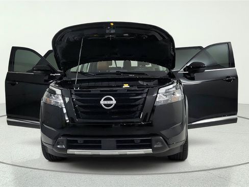 Used 2024 Nissan Pathfinder Platinum w/ Lighting Package (N92) AWD/4WD image 12