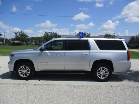 Used 2018 Chevrolet Suburban LT RWD image 4