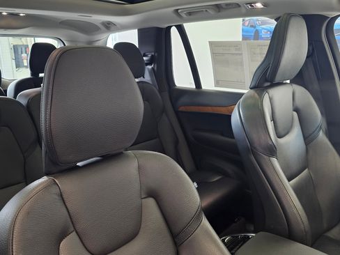 Certified 2022 Volvo XC90 T6 Momentum w/ Climate Package image 11