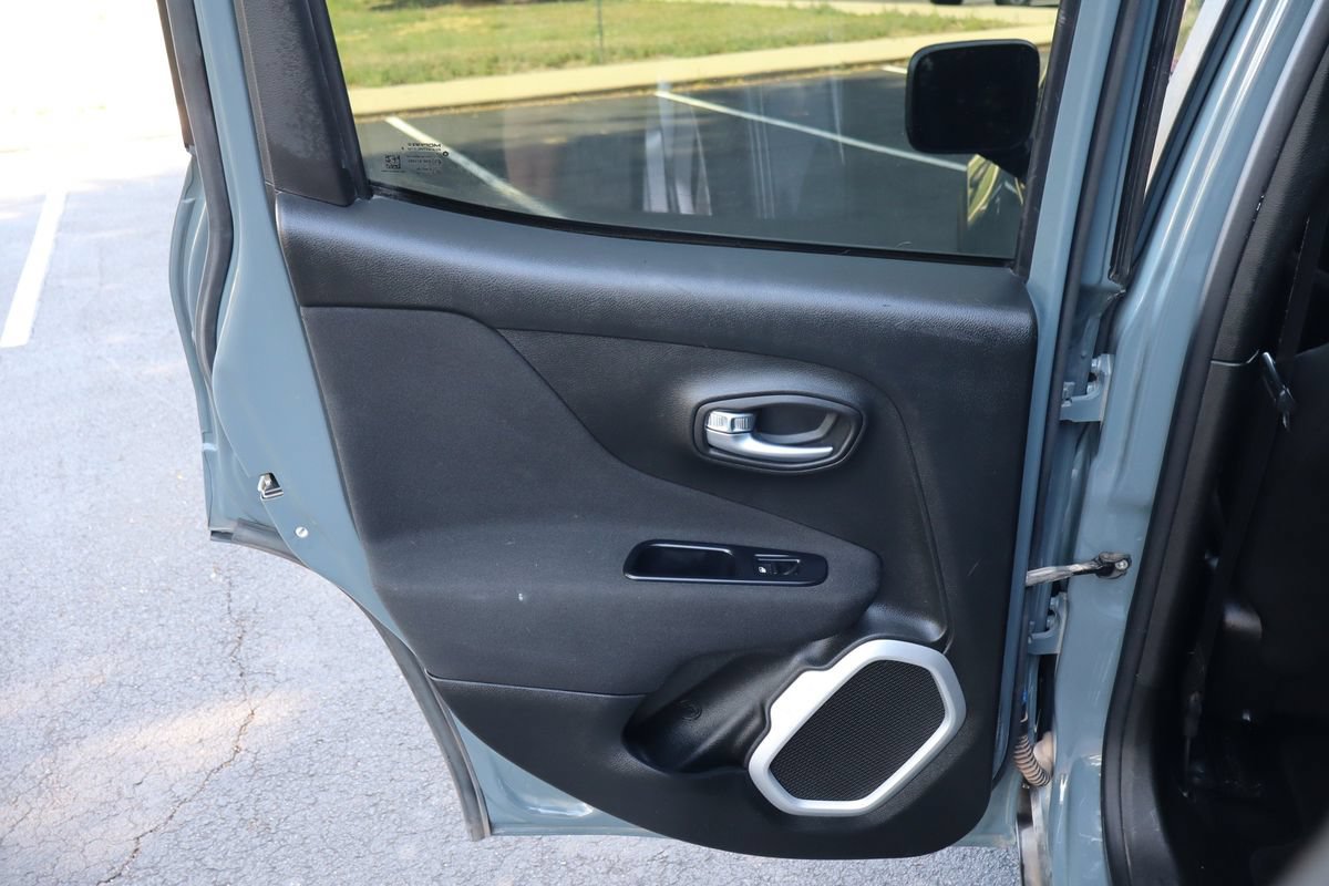 Used 2018 Jeep Renegade Latitude FWD image 24
