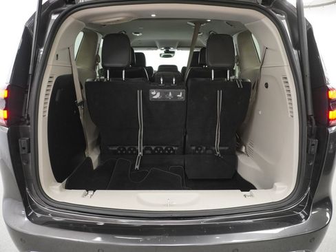 Certified 2021 Chrysler Pacifica Touring-L FWD image 42