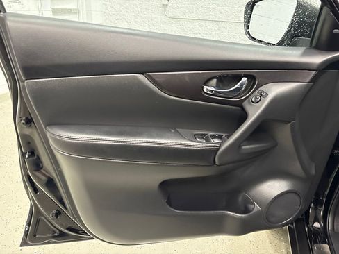 Used 2018 Nissan Rogue SV AWD/4WD image 14