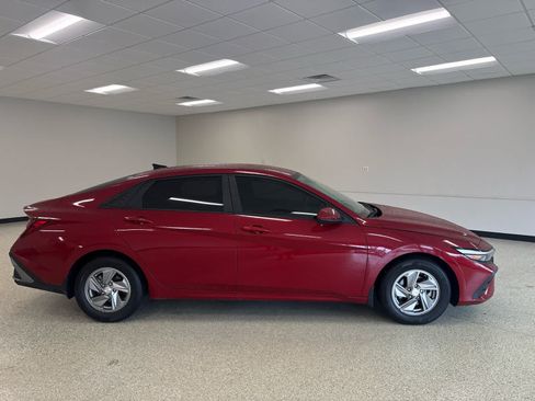 Used 2024 Hyundai Elantra SE FWD image 4