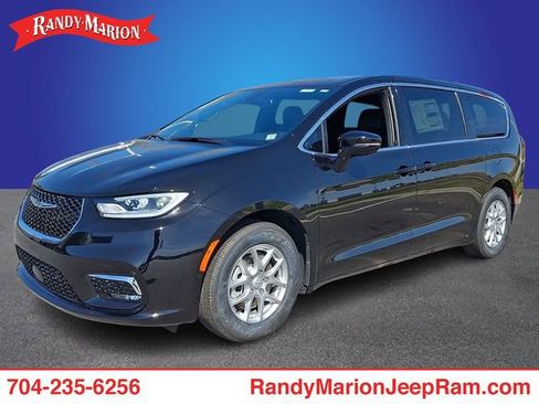 New 2026 Chrysler Pacifica Select FWD image 1