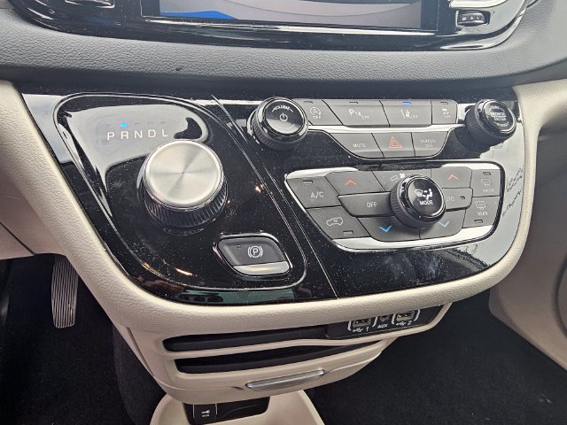 Used 2023 Chrysler Pacifica Touring-L FWD image 25