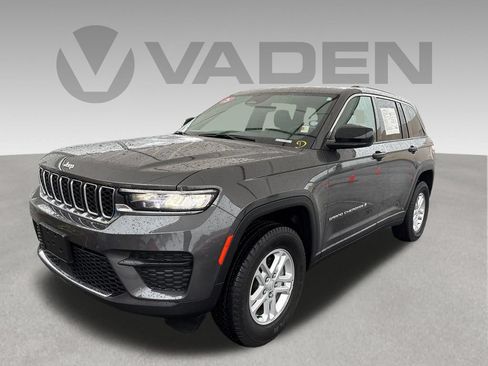 Used 2025 Jeep Grand Cherokee Laredo RWD image 1