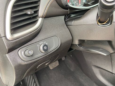 Used 2017 Chevrolet Trax LT w/ LT Convenience Package FWD image 12