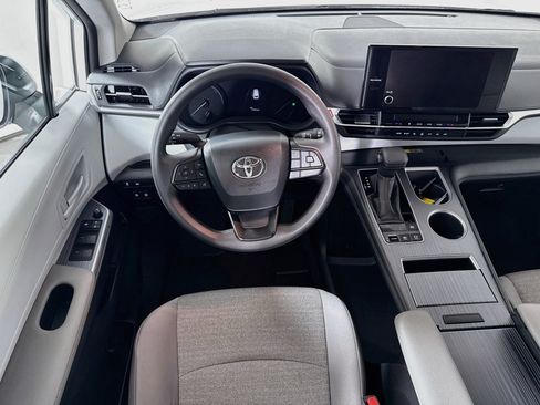 Certified 2026 Toyota Sienna LE AWD/4WD image 22