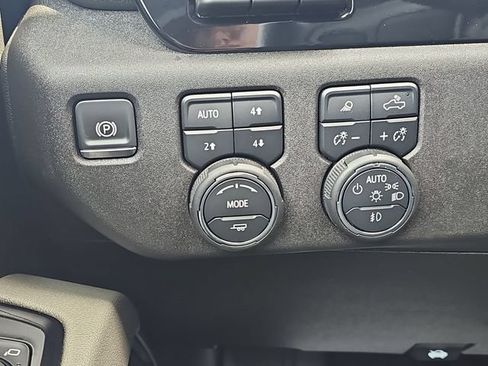 Used 2025 Chevrolet Silverado 2500 ZR2 w/ Technology Package AWD/4WD image 19
