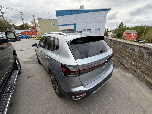 Used 2025 Volkswagen Taos SE AWD/4WD image 3