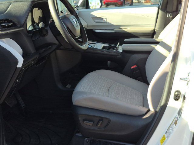 Used 2026 Toyota Sienna LE FWD image 15