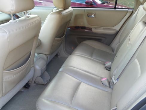 Used 2005 Toyota Highlander 4WD V6 w/ 3rd Row image 21