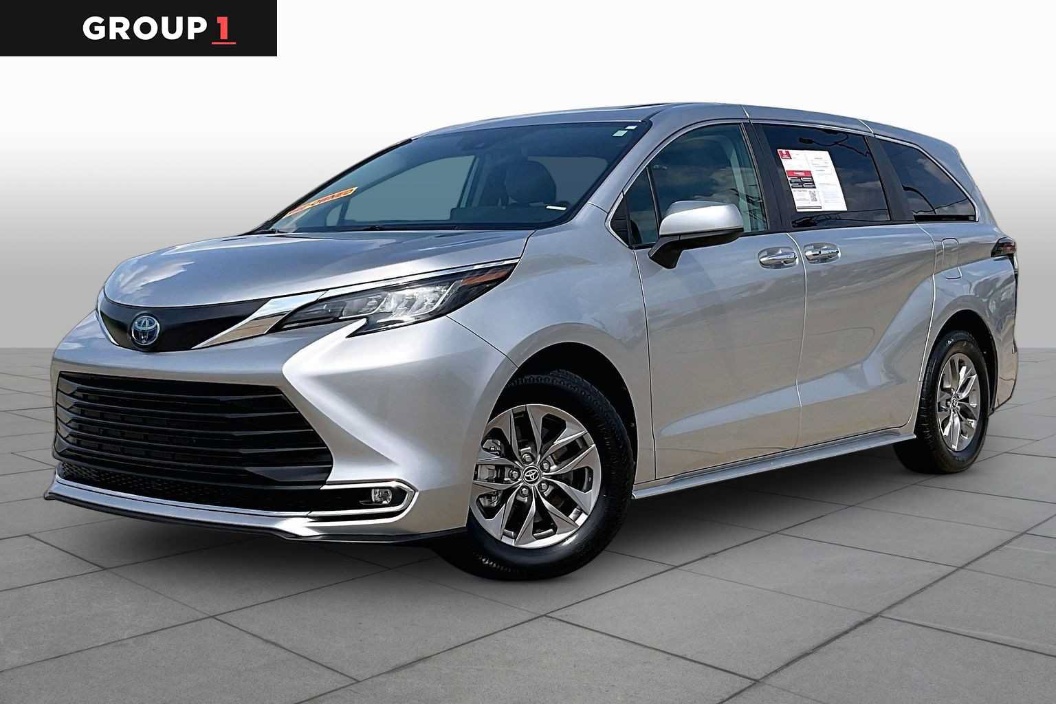 Used 2023 Toyota Sienna XLE FWD image 1