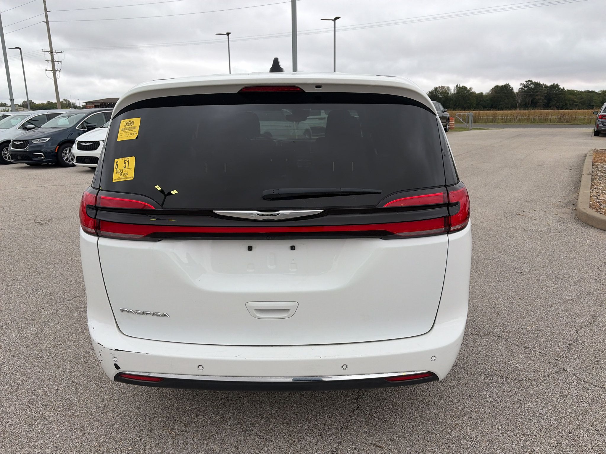 Used 2023 Chrysler Pacifica Touring FWD image 4