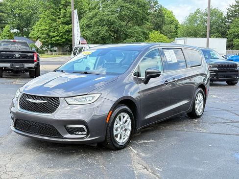 Used 2023 Chrysler Pacifica Touring-L FWD image 3