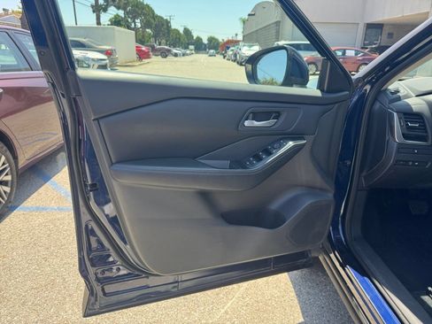 Used 2025 Nissan Rogue SV FWD image 15