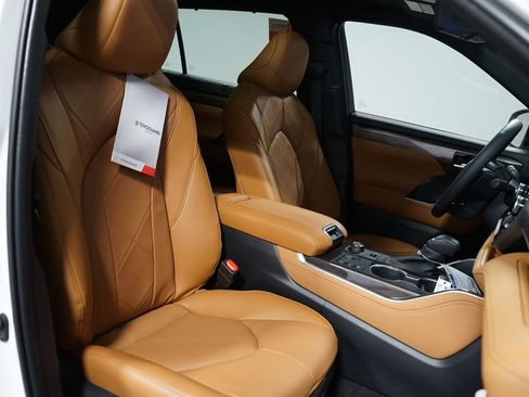 New 2026 Toyota Highlander Platinum AWD/4WD image 32
