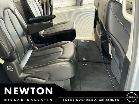 Used 2023 Chrysler Pacifica Touring-L FWD image 13