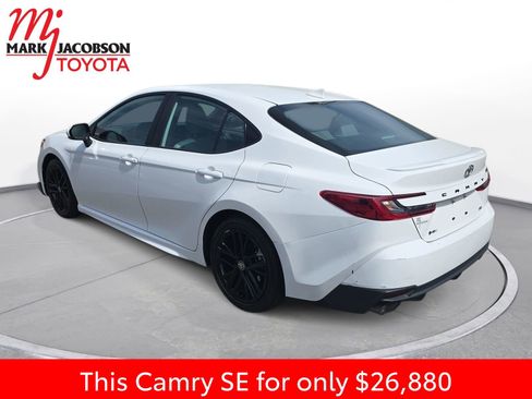 Used 2025 Toyota Camry SE image 13