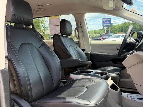 Used 2024 Chrysler Pacifica Touring-L FWD image 35