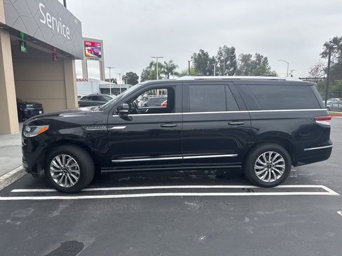 Used 2024 Lincoln Navigator L 4WD image 2