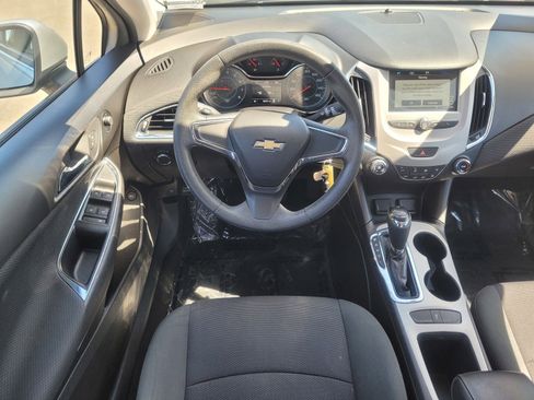 Used 2017 Chevrolet Cruze LS FWD image 11