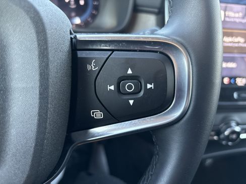 Used 2025 Volvo XC40 B5 Core image 19