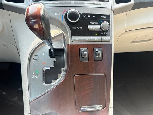 Used 2011 Toyota Venza AWD w/ Premium Pkg #2 image 24