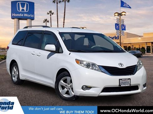 Used 2011 Toyota Sienna LE w/ Towing Pkg image 1