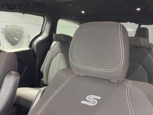 Used 2020 Chrysler Pacifica Touring w/ S Appearance Package FWD image 24