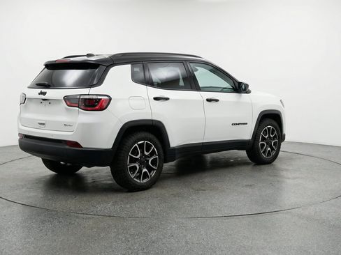 Used 2025 Jeep Compass Trailhawk AWD/4WD image 9