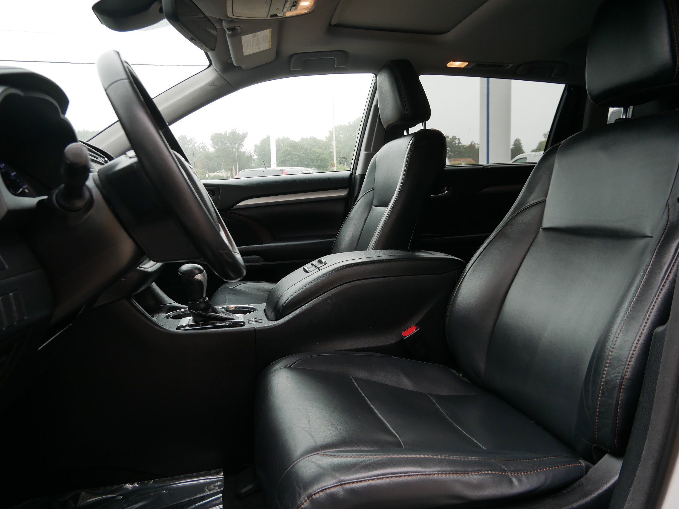 Used 2018 Toyota Highlander XLE w/ Carpet Mat Package (TMS) AWD/4WD image 6