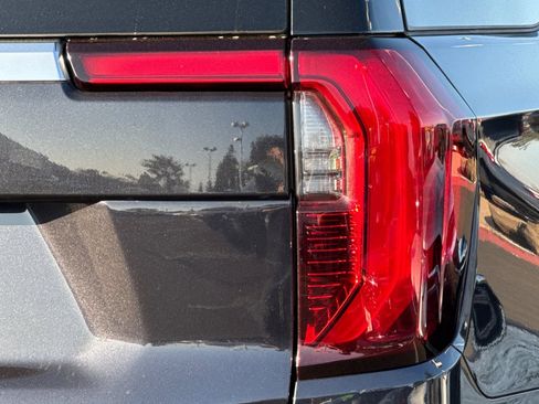 Used 2025 GMC Yukon Denali image 46