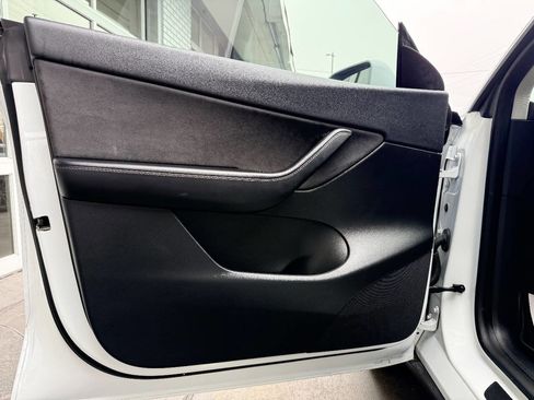 Used 2022 Tesla Model Y Long Range image 14