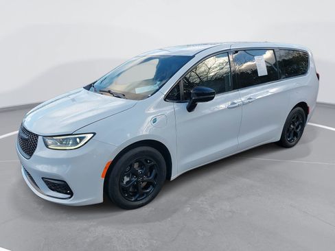 Used 2024 Chrysler Pacifica Hybrid S Appearance Pkg w/ Uconnect Theater Family Group image 1
