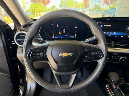 Used 2025 Chevrolet Trax LT FWD image 26