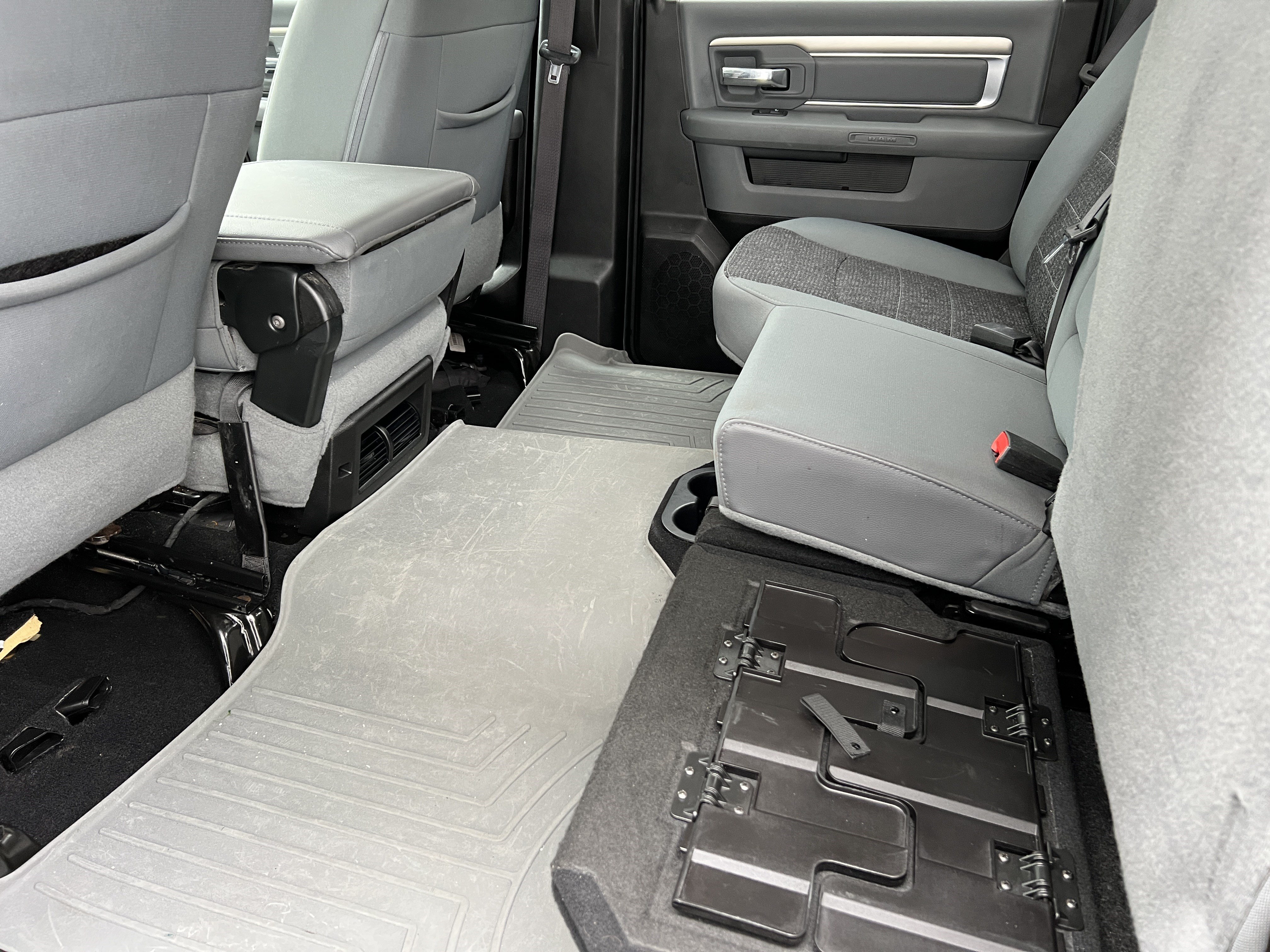 Used 2019 RAM 1500 Classic SLT w/ Luxury Group AWD/4WD image 18