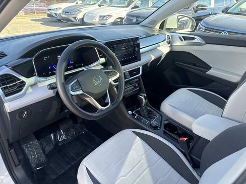 Certified 2025 Volkswagen Taos SE w/ Panoramic Sunroof Package image 13