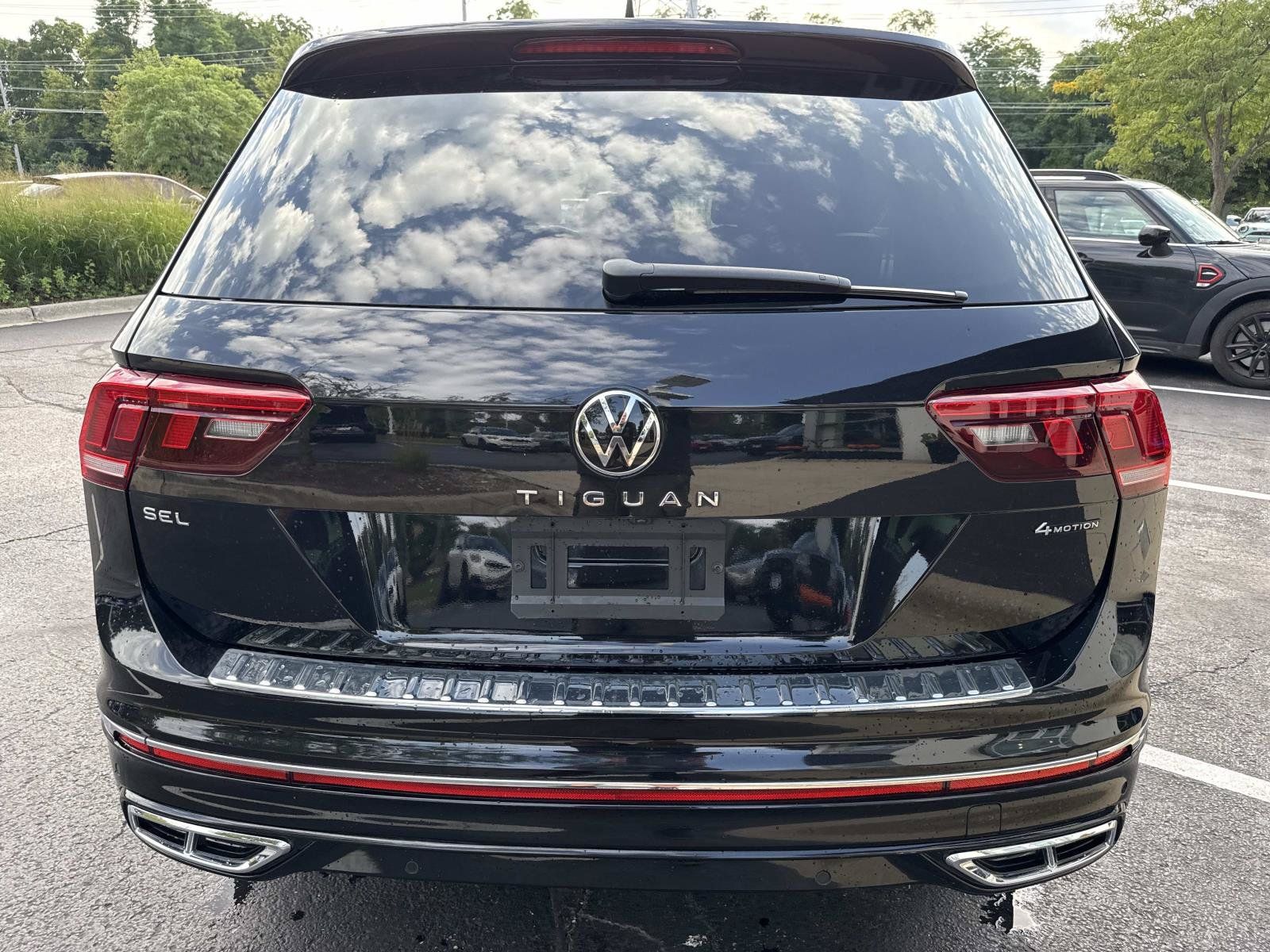 Used 2024 Volkswagen Tiguan SEL R-Line AWD/4WD image 7