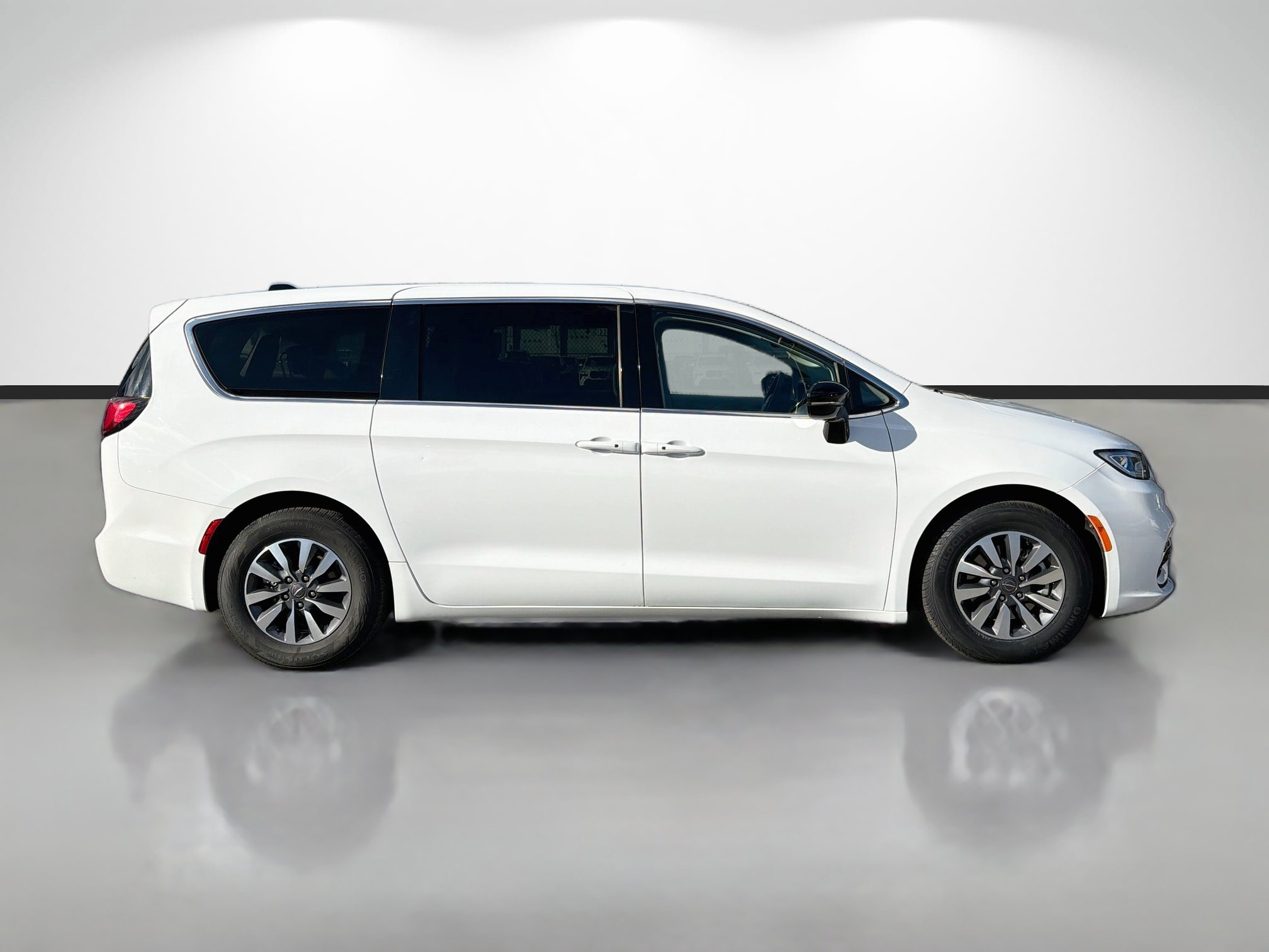 Used 2024 Chrysler Pacifica Limited FWD image 2